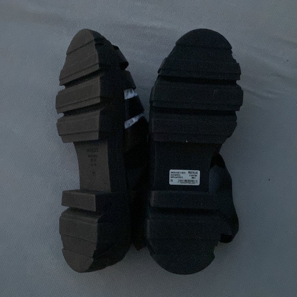 Black Leather Tractor Sandal with Livia Straps Size 39 (L -10) - Picture 7 of 8